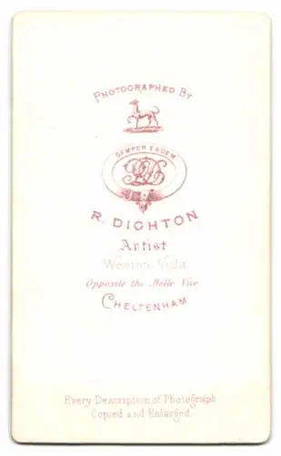 Fotografie R. Dighton, Cheltenham, Porträt einer Dame