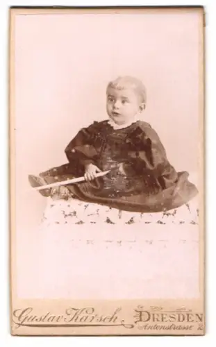 Fotografie Gustav Karsch, Dresden, Antonstrasse 2, Kleinkind mit Spielzeug