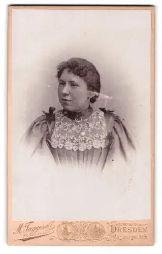 Fotografie M. Taggesell, Dresden, Augsburgerstr. 9, Porträt einer Frau mit Spitzenkleid
