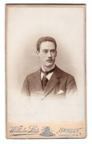 Fotografie Wilhelm Stein, Berlin, Chaussee-Str. 66, Porträt eines jungen Mannes