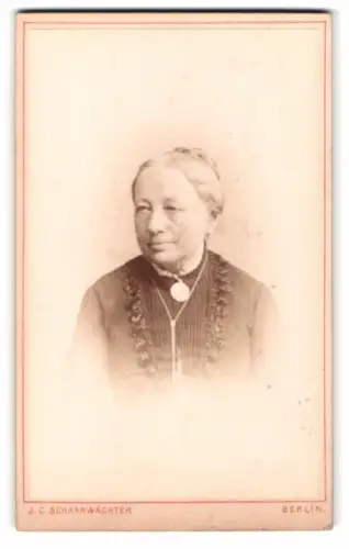 Fotografie J. C. Schaarwächter, Berlin, Friedrich-Str. 190, Porträt einer älteren Dame