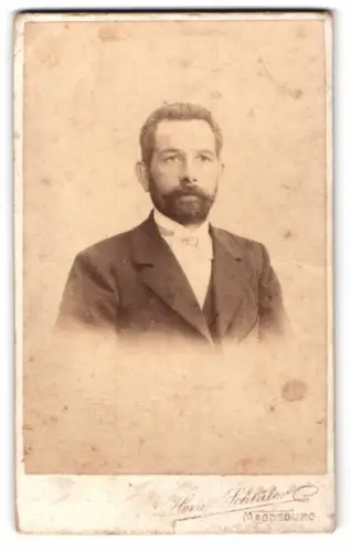 Fotografie Herm. Schlüter, Magdeburg, Alte Ulrichstrasse, Portrait eines Herren