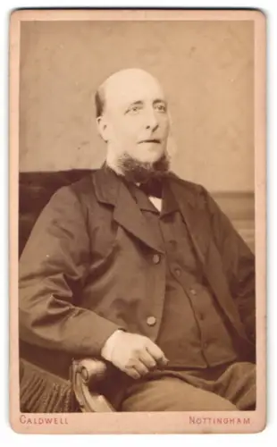 Fotografie G. Caldwell, Nottingham, Carrington Street, Porträt eines sitzenden Herrn