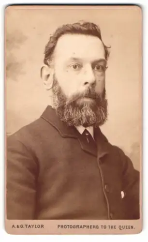 Fotografie A. & G. Taylor, Bradford, Manningham Lane 84, Porträt eines bärtigen Mannes