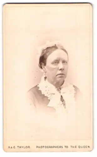 Fotografie A. & G. Taylor, Manchester, Market Street 60, Porträt einer Frau