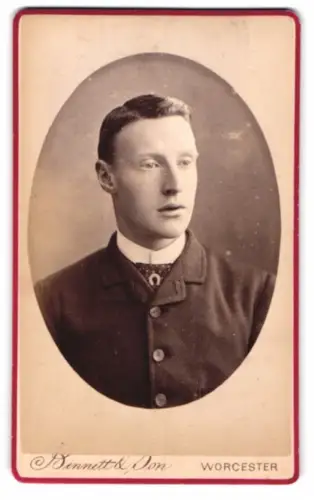 Fotografie Bennett & Son, Worcester, Broad St 8, Porträt eines jungen Mannes