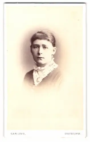 Fotografie G. & R. Lavis, Eastbourne, 135 Regent Street, Porträt einer Frau