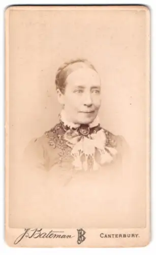 Fotografie J. Bateman, Canterbury, Würdevolle Dame in elegantem Kleid