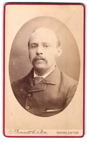 Fotografie Bennett & Son, Worcester, 8 Broad St, Porträt eines ernsthaften Mannes