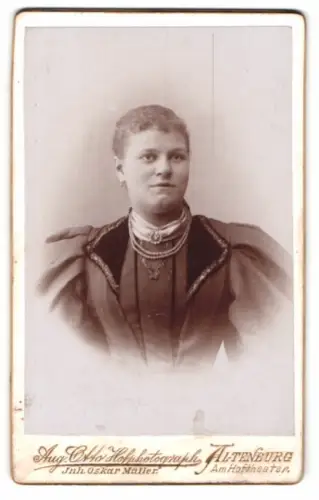 Fotografie Aug. Otto, Altenburg, Am Hoftheater, Porträt einer Dame