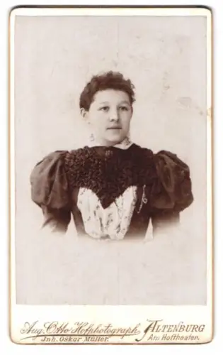 Fotografie Aug. Otto, Altenburg, Am Hoftheater, Porträt einer Dame in elegantem Kleid