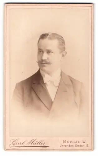 Fotografie Carl Müller, Berlin, Unter den Linden 15, Porträt eines eleganten Herrn