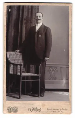Fotografie M. Steffens, Charlottenburg-Berlin, Kant-Str. 49, Eleganter Herr mit Stuhl