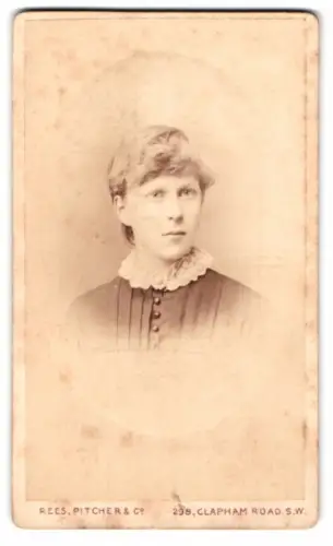 Fotografie Rees Pitcher & Co., London, Clapham Road 298, Porträt einer Frau