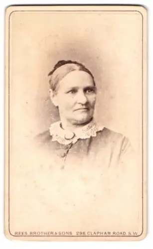 Fotografie Rees Brother & Sons, London, Clapham Road 298, Porträt einer älteren Dame