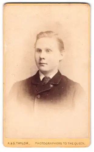 Fotografie A. & G. Taylor, London, Queen Victoria Street 70, Porträt eines jungen Mannes