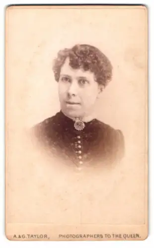 Fotografie A. & G. Taylor, London, Queen Victoria Street, Porträt einer Frau