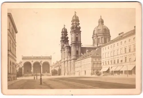 Fotografie Friedr. Bruckmann, München, Ansicht München, Theatiner-Hofkirche mit der Feldherrnhalle