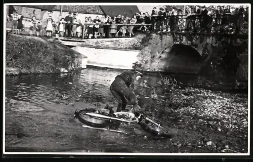 Fotografie Motorrad Geländesport, Motocrossfahrer strauchelt bei Gewässerdurchfahrt