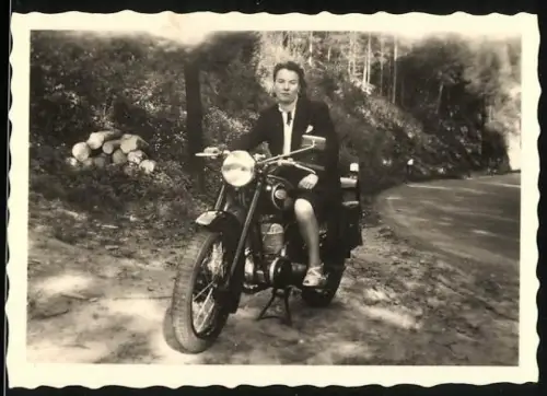 Fotografie Motorrad Zündapp, hübsche Brünette auf Krad sitzend