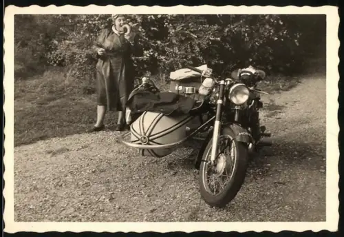Fotografie Motorrad Horex mit Seitenwagen, beleibte Frau verspeist riesige Fleischwurrst während einer Rast