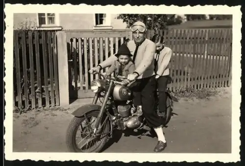 Fotografie Keilwerth, Selb, Motorrad Mars, Kradfahrer mit Knaben auf Krad sitzend
