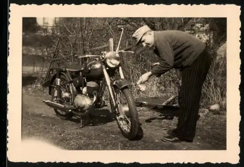 Fotografie Motorrad Zündapp, Mann sprüht Krad ein