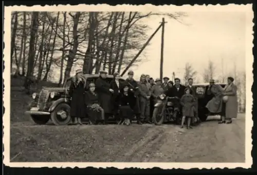 Fotografie Motorrad Victoria & Auto Opel, Familiengesellschaft mit Krad und PKW, Opel mit -Wimpel