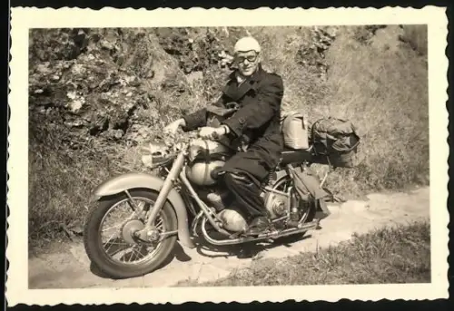 Fotografie Motorrad Adler M250, Kradfahrer steuert voll beladenes Krad