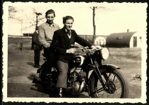 Fotografie Motorrad Phönix, Bursche und Knabe auf Krad sitzend