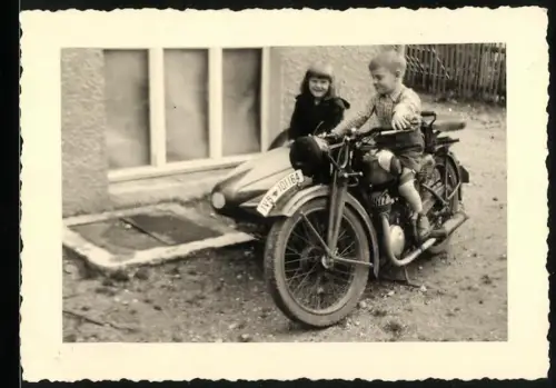 Fotografie Molitor, Neustadt / Schwarzwald, Motorrad Zündapp von Knabe und Mädchen in Beschlag genommen