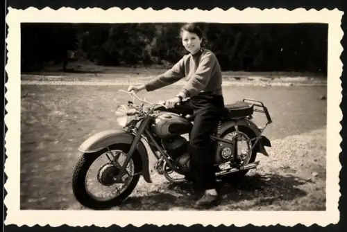 Fotografie Motorrad Adler MB250, Mädchen auf Krad in Loisach kurz vor der Grenze in Griesen 1952