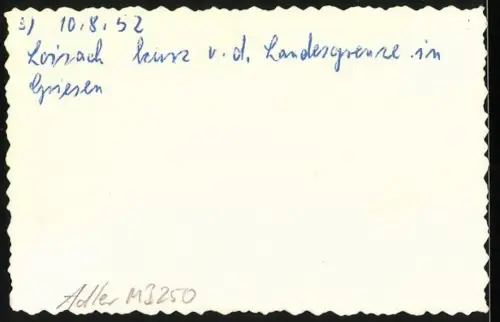 Fotografie Motorrad Adler MB250, Mädchen auf Krad in Loisach kurz vor der Grenze in Griesen 1952