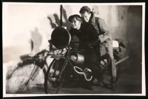 Fotografie Motorrad, Paar auf Krad Eigenbau spielen eine Ausfahrt