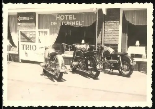 Fotografie Motorrad BMW und Puch, Krad vor Hotel De Tunnel