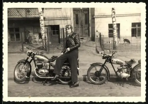 Fotografie Motorrad Adler und DKW, Kradfahrer mit Lederjacke, Haube & Schutzbrille