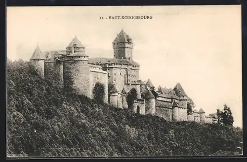 AK Haut-Koenigsbourg, Vue imposante du château sur la colline boisée