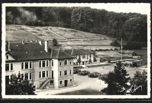 AK Lembach /B.-Rhin, Camp avec bâtiments et forêt en arrière-plan