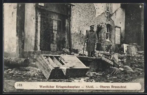 AK Saal /Oberes Breuschtal, Soldat in den Trümmern des Ortes