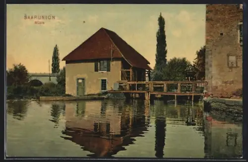 AK Saarunion, Mühle am Flussufer mit Brücke im Hintergrund