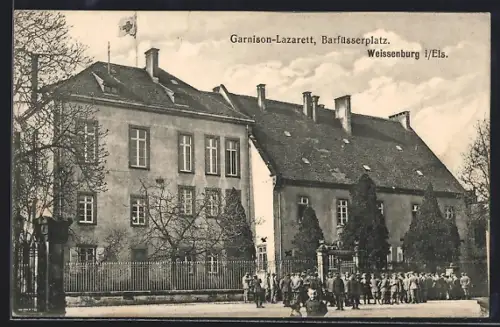 AK Weissenburg i. Els., Garnison-Lazarett am Barfüsserplatz mit versammelten Soldaten