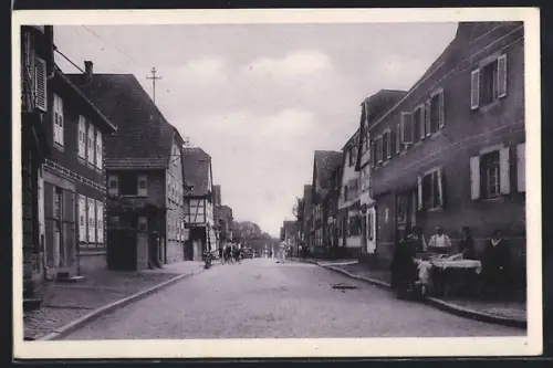 AK Soultz-sous-Forêts /Bas-Rhin, Rue Frohnacker avec maisons traditionnelles et passants