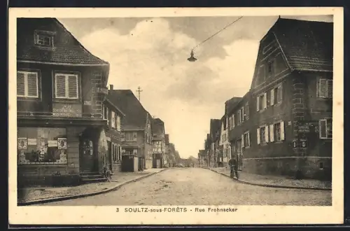 AK Soultz-sous-Forêts, Rue Frohnacker avec bâtiments traditionnels et lampadaire suspendu
