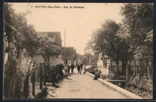 AK Hatten /Bas-Rhin, Rue du Ruisseau animée avec villageois
