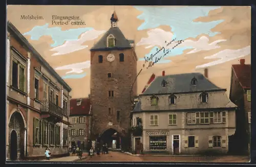 AK Molsheim, Porte d`entrée du village avec bâtiments historiques adjacents