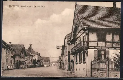 AK Hatten /Bas-Rhin, Grand`Rue avec maisons traditionnelles et architecture à colombages