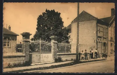 AK Barberey-Saint-Sulpice /Aube, La Mairie-École avec enfants devant la clôture