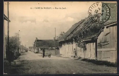 AK Camp de Mailly, Rue du Jard avec maisons traditionnelles et habitants