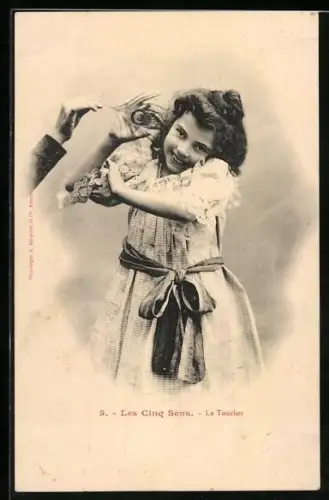 AK Mädchen wird mit einer Pfauenfeder gekitzelt, Les Cinq Sens- Le Toucher