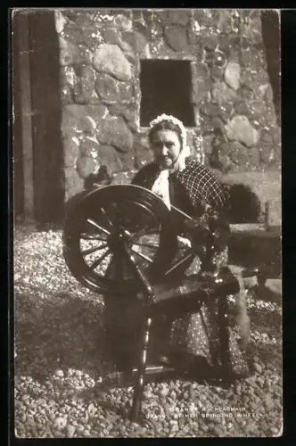 AK Ältere Dame am Spinnrad vor einem Haus